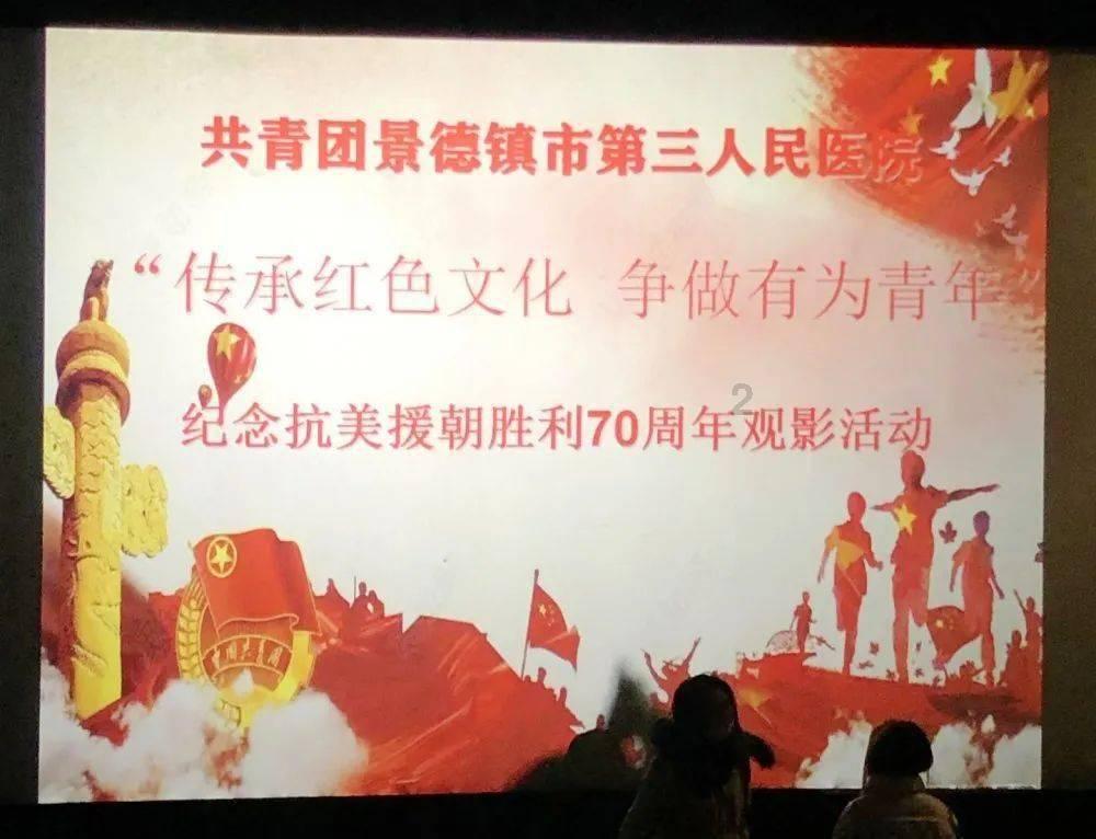 5名大学生相约登雪邦山 因天黑迷路困于其中 被消防员找到后搀扶下山