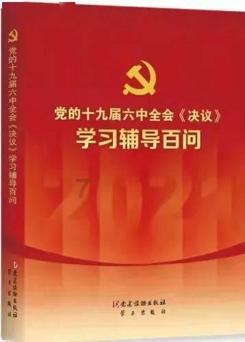 被陈都灵的上班图惊艳到！只穿吊带裙酥胸半露，让人直呼受不了